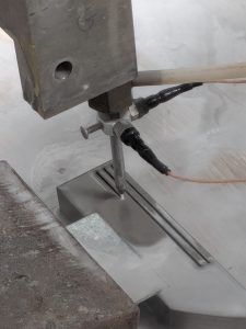 Capteur de vibration installé sur une machine de découpe jet d'eau